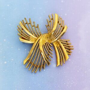 Vintage Gold Tone Abstract Ribbon Avant Garde Brooch - J32